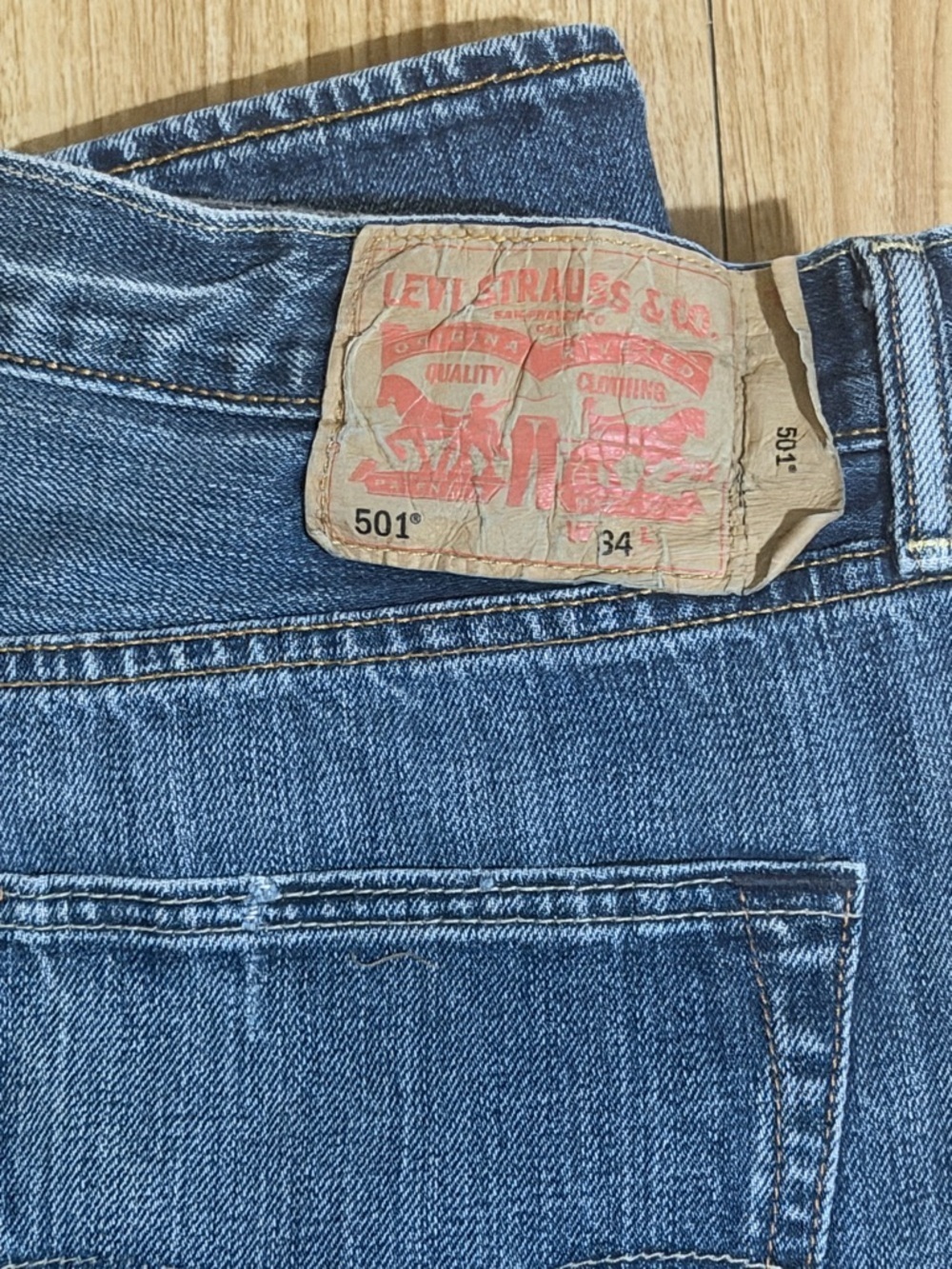 Levi's Men's 501 Washed Blue Relaxed Straight capri Jeans - Picture 3 of 11